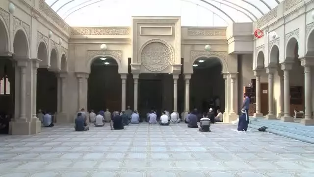 Azerbaycan'da Covid-19 salgını sonrası ilk kez cemaatle bayram namazı kılındı Azerbaycan'da Covid-19 salgını sonrası ilk kez cemaatle bayram namazı kılındı