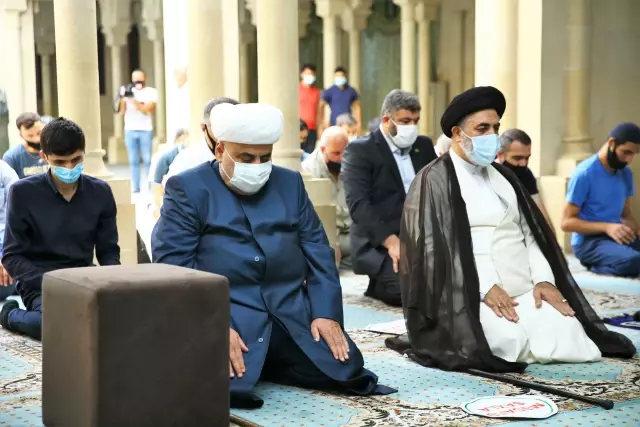 Azerbaycan'da Kurban Bayramı namazı Kovid-19 tedbirlerine riayet edilerek kılındı Azerbaycan'da Kurban Bayramı namazı Kovid-19 tedbirlerine riayet edilerek kılındı