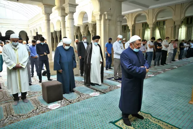 Azerbaycan'da Kurban Bayramı namazı Kovid-19 tedbirlerine riayet edilerek kılındı