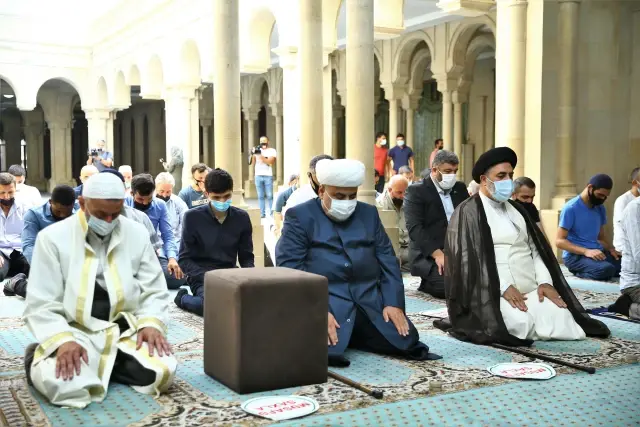 Azerbaycan'da Kurban Bayramı namazı Kovid-19 tedbirlerine riayet edilerek kılındı