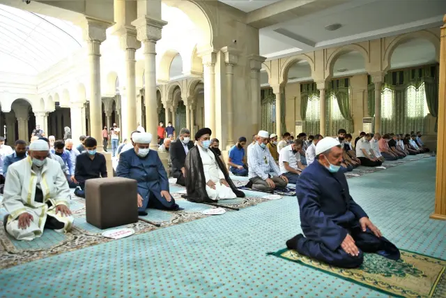 Azerbaycan'da Kurban Bayramı namazı Kovid-19 tedbirlerine riayet edilerek kılındı
