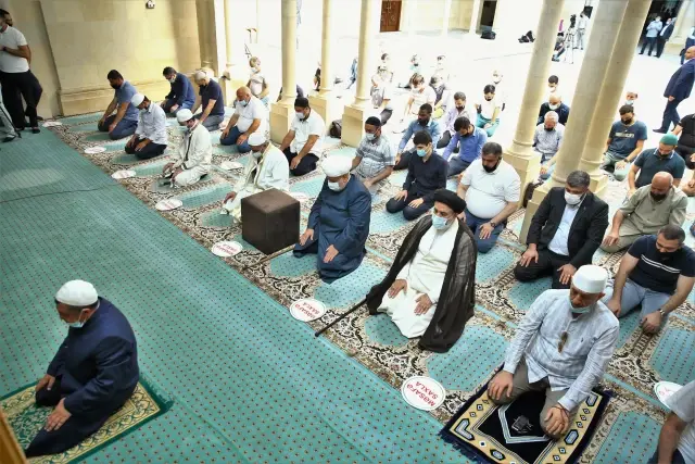 Azerbaycan'da Kurban Bayramı namazı Kovid-19 tedbirlerine riayet edilerek kılındı