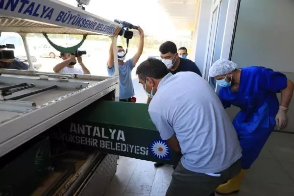 BABASI, DEREDE BULUNAN ECRİN'İN CENAZESİNİ GÖZYAŞLARIYLA TESLİM ALDI BABASI, DEREDE BULUNAN ECRİN'İN CENAZESİNİ GÖZYAŞLARIYLA TESLİM ALDI