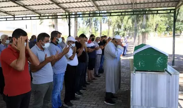 Babası, derede bulunan Ecrin'in cenazesini gözyaşlarıyla teslim aldı (2) Babası, derede bulunan Ecrin'in cenazesini gözyaşlarıyla teslim aldı (2)