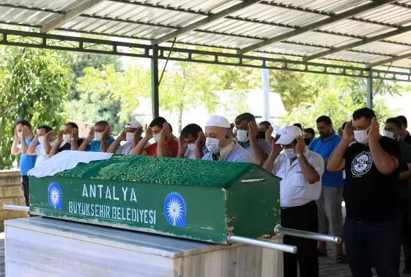 Babası, derede bulunan Ecrin'in cenazesini gözyaşlarıyla teslim aldı (2)