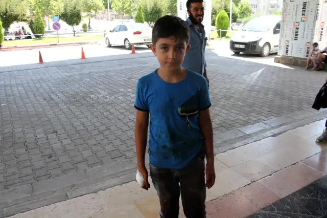 Babasına kurban kesmek için yardım eden çocuk elini kesti