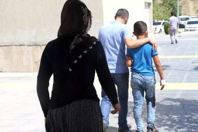 Babasına kurban kesmek için yardım eden çocuk elini kesti