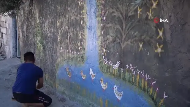 Bahçe duvarları tuvali oldu