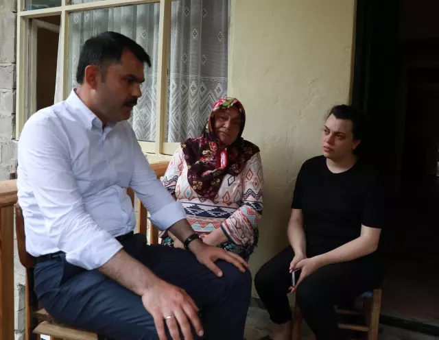 Bakan Kurum, heyelanda hayatını kaybedenlerle kaybolan kişinin ailesini ziyaret etti