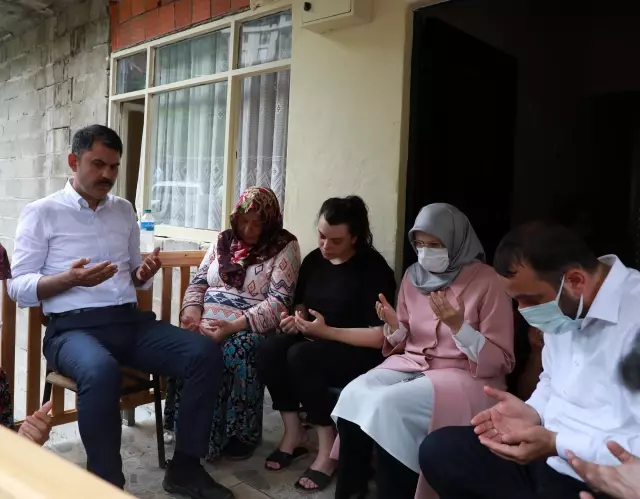 Bakan Kurum, heyelanda hayatını kaybedenlerle kaybolan kişinin ailesini ziyaret etti