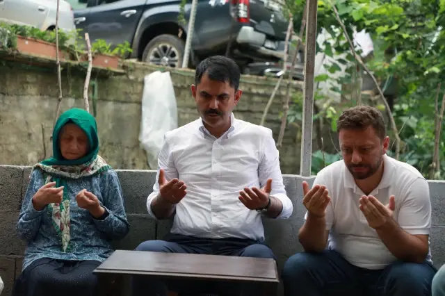 Bakan Kurum, heyelanda hayatını kaybedenlerle kaybolan kişinin ailesini ziyaret etti
