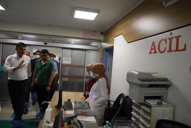 Bakan Kurum, heyelanda hayatını kaybedenlerle kaybolan kişinin ailesini ziyaret etti