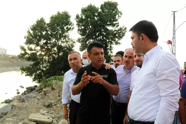Bakan Murat Kurum, selde kaybolan vatandaşları arayan ekipleri ziyaret etti