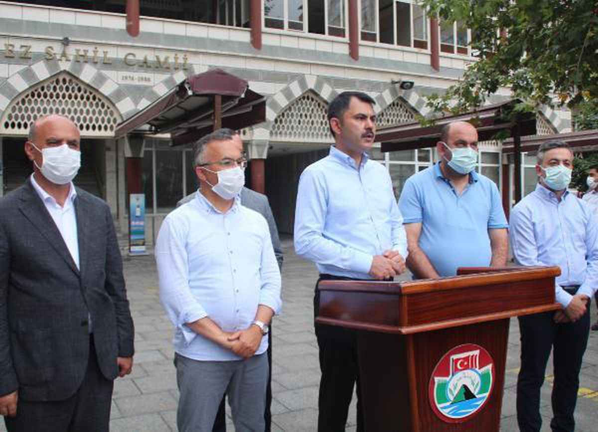Son dakika haberleri | Bakan Kurum, bayram namazının ardından vatandaşlarla bayramlaştı