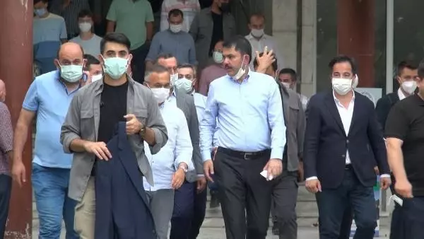 Son dakika haberleri | Bakan Kurum, bayram namazının ardından vatandaşlarla bayramlaştı