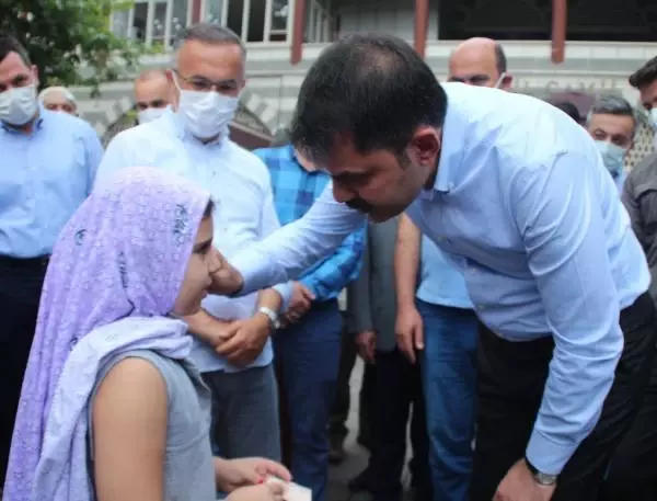 Son dakika haberleri | Bakan Kurum, bayram namazının ardından vatandaşlarla bayramlaştı