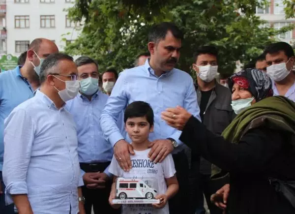 Son dakika haberleri | Bakan Kurum, bayram namazının ardından vatandaşlarla bayramlaştı