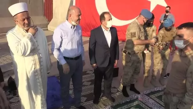 Bakan Soylu, Şehit Jandarma Uzman Çavuş Tuncay Arslan Üs Bölgesi'ndeki askerlerle bayramlaştı (3) Bakan Soylu, Şehit Jandarma Uzman Çavuş Tuncay Arslan Üs Bölgesi'ndeki askerlerle bayramlaştı (3)