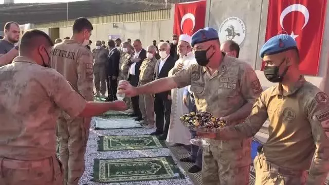 Bakan Soylu, Şehit Jandarma Uzman Çavuş Tuncay Arslan Üs Bölgesi'ndeki askerlerle bayramlaştı (3)