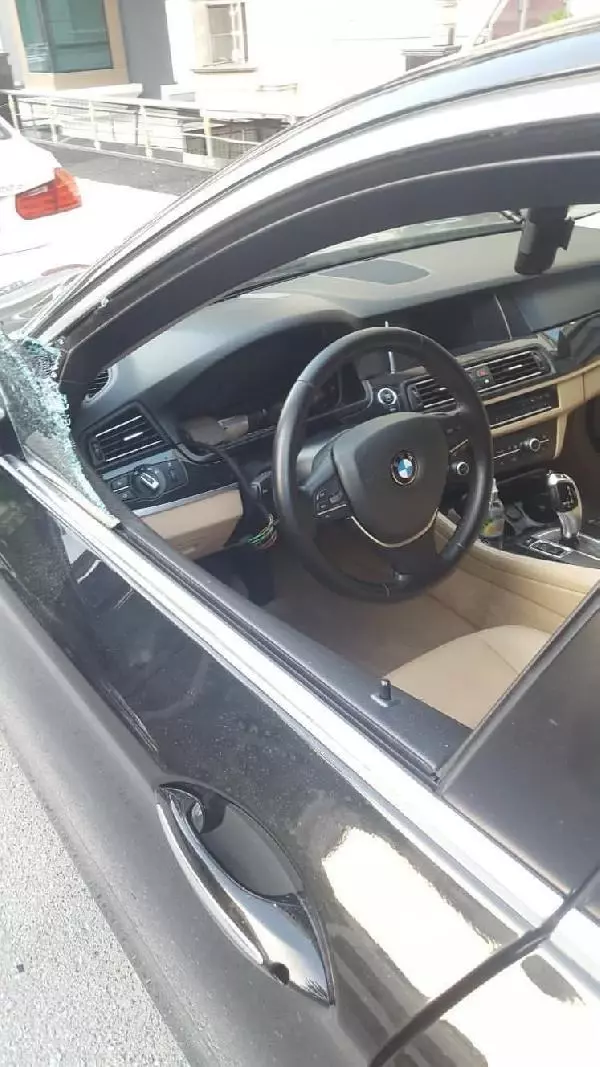 İSTANBUL-BAKIRKÖY'DE OTOMOBİLİN GÖSTERGE PANELİNİN ÇALINDIĞI HIRSIZLIK KAMERADA