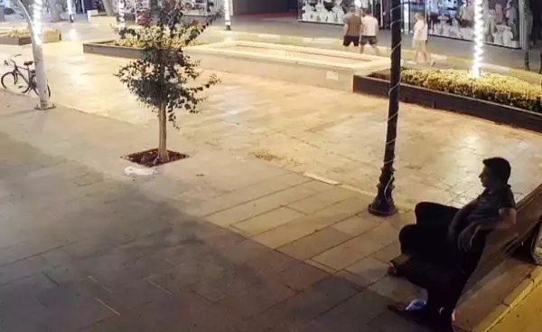 Son dakika haberi: Banktaki para dolu çantanın çalınma anı kamerada