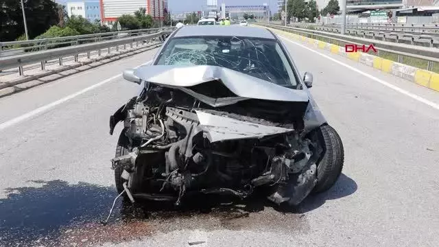 BARİYERLERE ÇARPAN OTOMOBİLDEKİ 4 KİŞİ YARALANDI