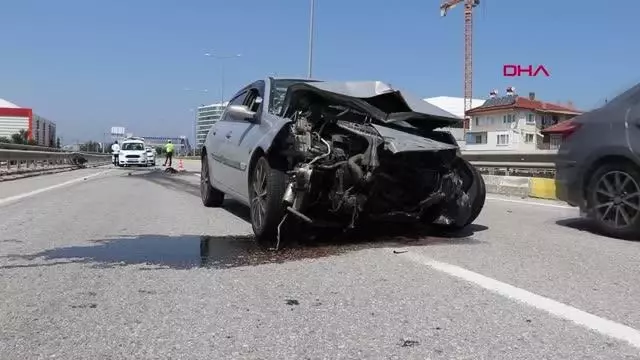 BARİYERLERE ÇARPAN OTOMOBİLDEKİ 4 KİŞİ YARALANDI