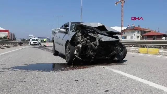 BARİYERLERE ÇARPAN OTOMOBİLDEKİ 4 KİŞİ YARALANDI