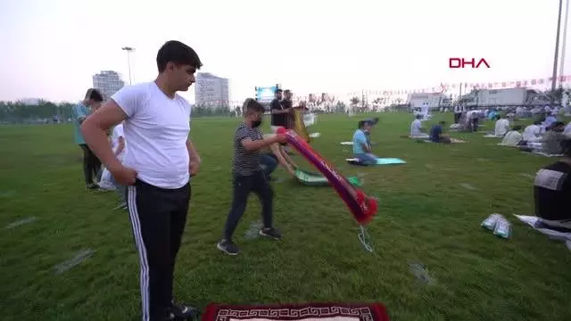 BAŞAKŞEHİR'DE AÇIK HAVADA SOSYAL MESAFELİ BAYRAM NAMAZI