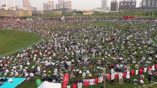 BAŞAKŞEHİR'DE AÇIK HAVADA SOSYAL MESAFELİ BAYRAM NAMAZI