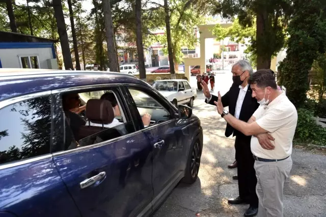 Başkan Bakkalcıoğlu, mezarlık ziyaretine gelen vatandaşlarla bir araya geldi