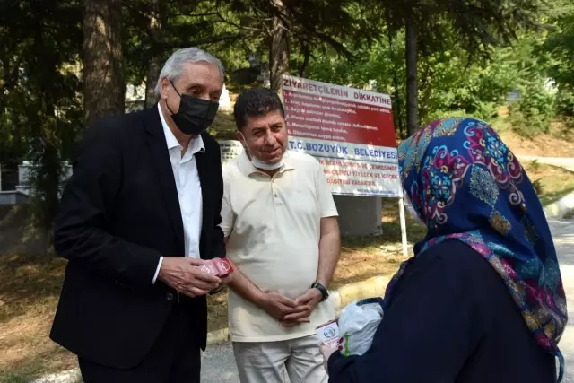 Başkan Bakkalcıoğlu, mezarlık ziyaretine gelen vatandaşlarla bir araya geldi