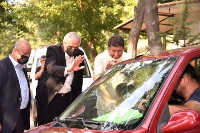 Başkan Bakkalcıoğlu, mezarlık ziyaretine gelen vatandaşlarla bir araya geldi