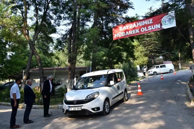 Başkan Bakkalcıoğlu, mezarlık ziyaretine gelen vatandaşlarla bir araya geldi