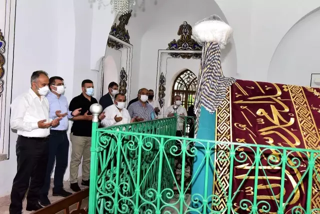 Başkan Oktay Yılmaz bayramı Yıldırım Beyazıt Camii'nde karşıladı.