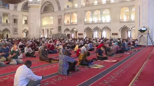 Kurban Bayramı namazı kılındı Kurban Bayramı namazı kılındı