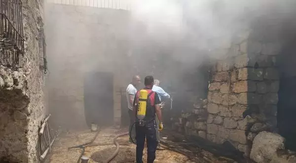 BATMAN'DA KERESTE DEPOSU YANGINI; İTFAİYECİ BACAĞINDAN YARALANDI