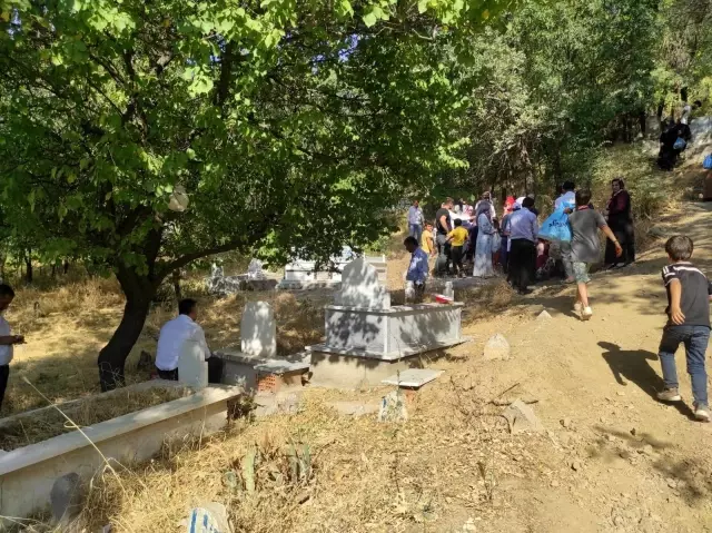 Kurban Bayramı'nın ilk gününde şehitliklere ziyaret