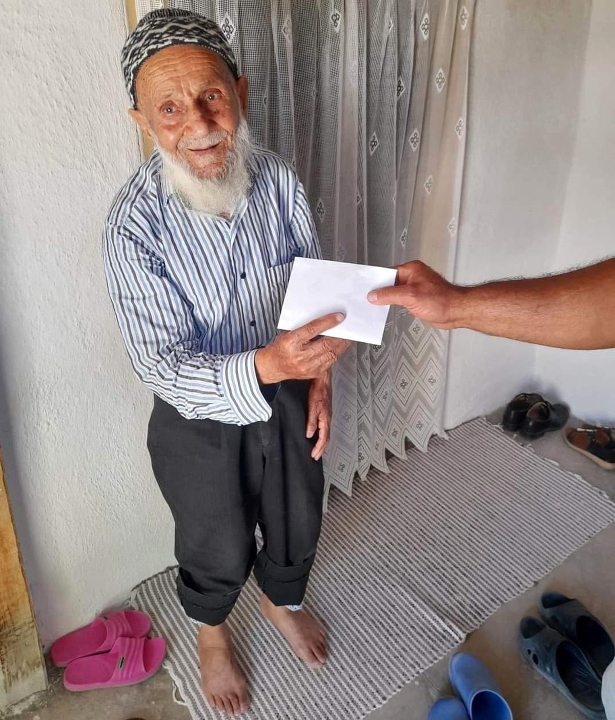 Bayram arifesinde dolandırılan yaşlı adama Aydın'dan yardım eli uzandı - Vimarsana News