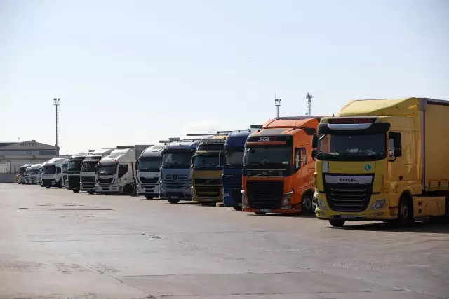 Bayrama direksiyon başında giren tır şoförleri aileleriyle telefonda bayramlaştı Bayrama direksiyon başında giren tır şoförleri aileleriyle telefonda bayramlaştı