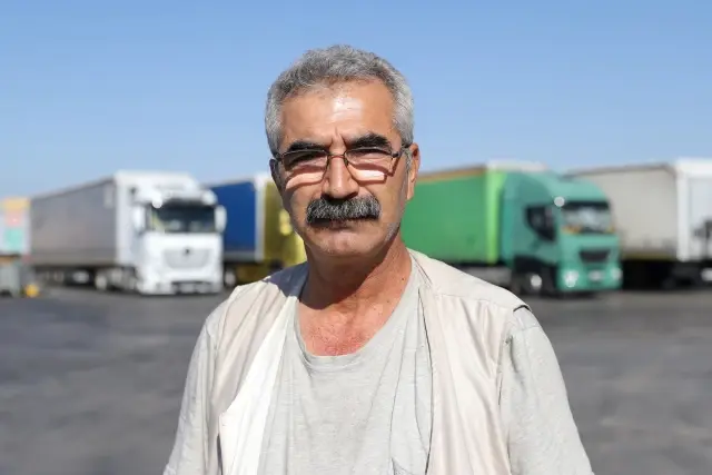 Bayrama direksiyon başında giren tır şoförleri aileleriyle telefonda bayramlaştı
