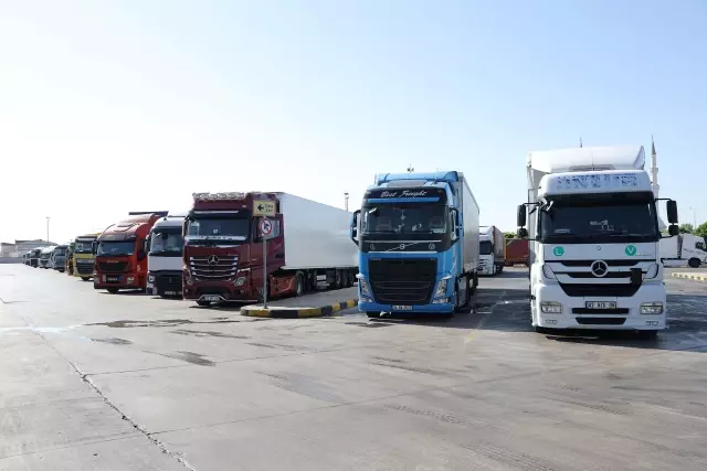 Bayrama direksiyon başında giren tır şoförleri aileleriyle telefonda bayramlaştı