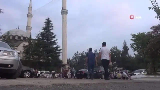 Bayramı namazı camilerde virüs tedbirlerine uygun şekilde kılındı