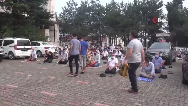 Bayramı namazı camilerde virüs tedbirlerine uygun şekilde kılındı