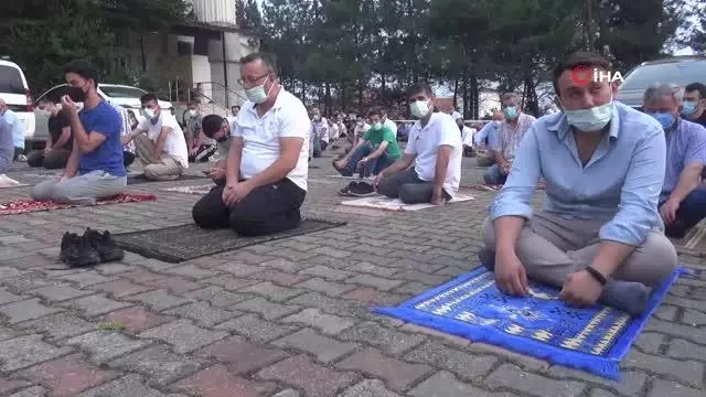 Bayramı namazı camilerde virüs tedbirlerine uygun şekilde kılındı