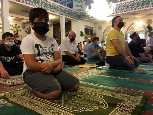 Bayramı namazı camilerde virüs tedbirlerine uygun şekilde kılındı Bayramı namazı camilerde virüs tedbirlerine uygun şekilde kılındı