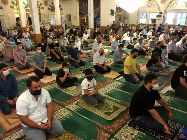 Bayramı namazı camilerde virüs tedbirlerine uygun şekilde kılındı