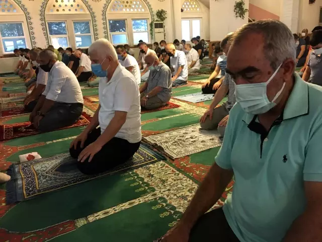 Bayramı namazı camilerde virüs tedbirlerine uygun şekilde kılındı