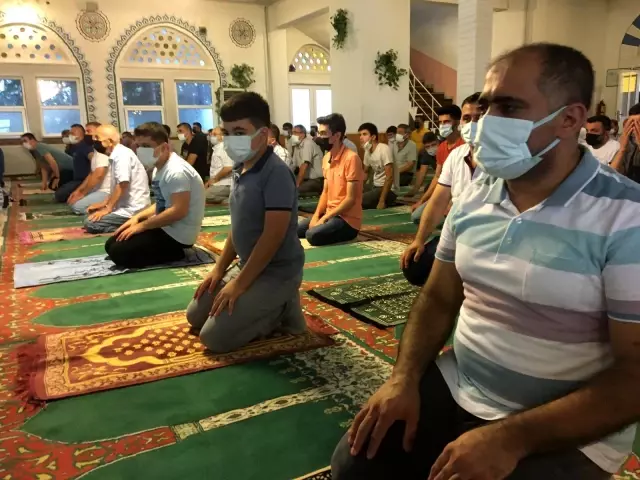 Bayramı namazı camilerde virüs tedbirlerine uygun şekilde kılındı