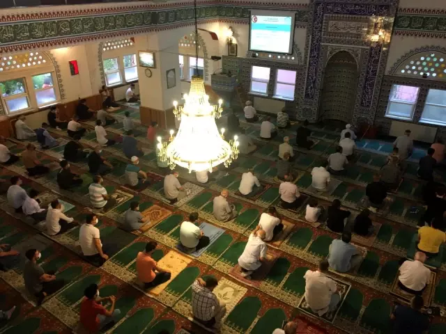 Bayramı namazı camilerde virüs tedbirlerine uygun şekilde kılındı